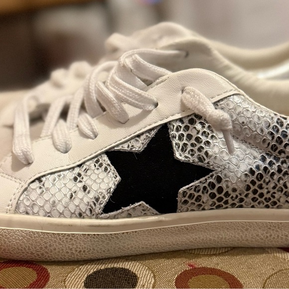 Stylish White and Silver Women's Sneakers - Picture 4 of 8